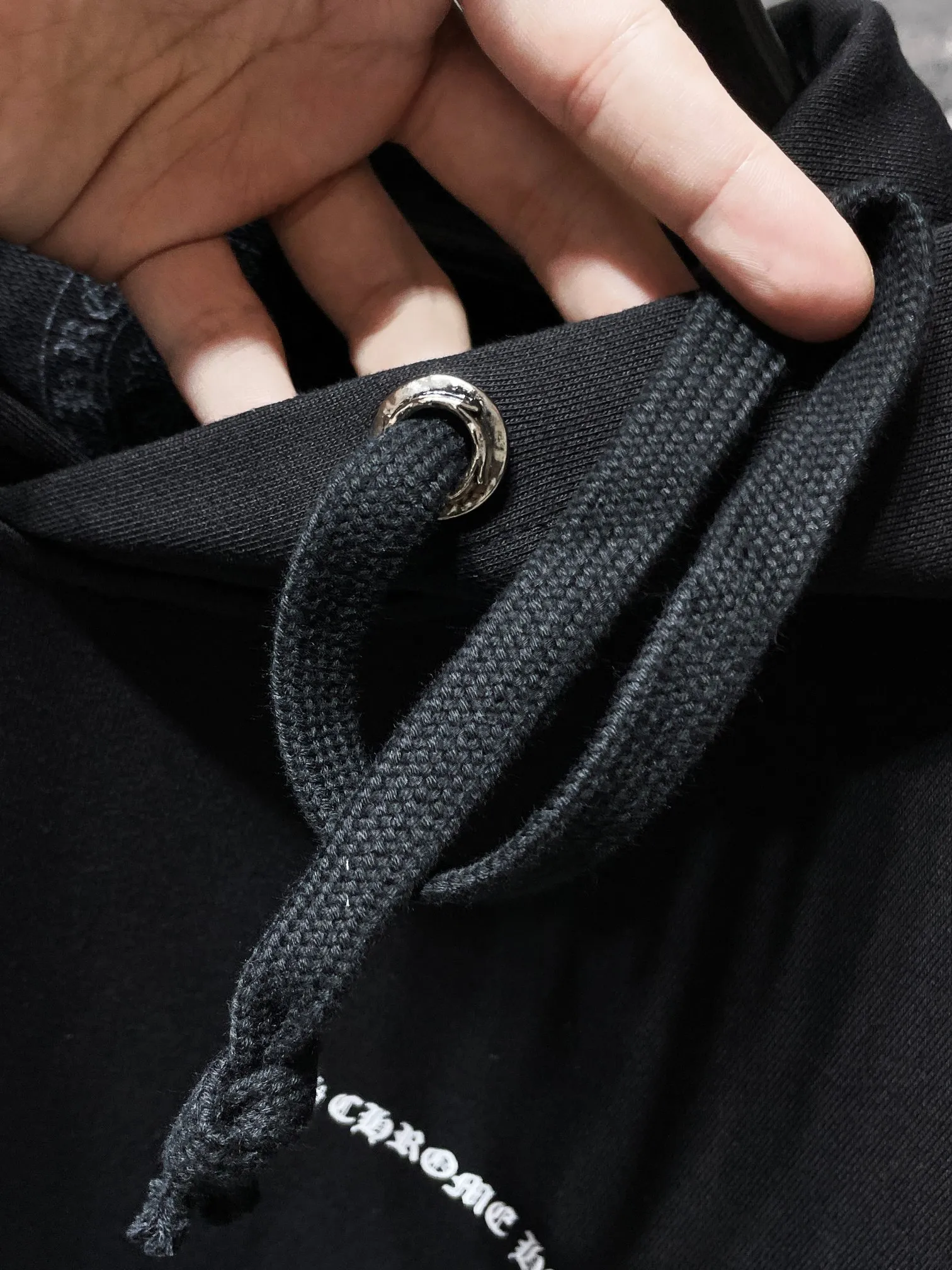 M29—P210 -Chrome Hearts/Chrome Hearts printed sweatshirt cardigan jacket -420 grams of high-density, high-quality wool, soft, delicate and skin-friendly, soft and silky to the touch, warm and skin-friendly -The hardware zipper accessories are all customized and full of details -Colour: black white -Size: S M L XL